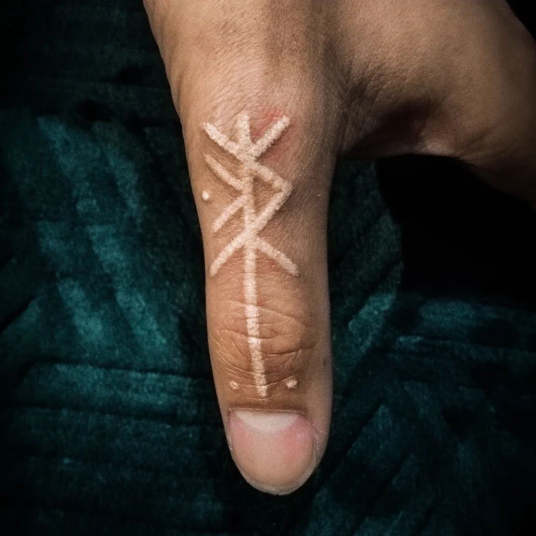 Tatouage blanc doigts Le Mans